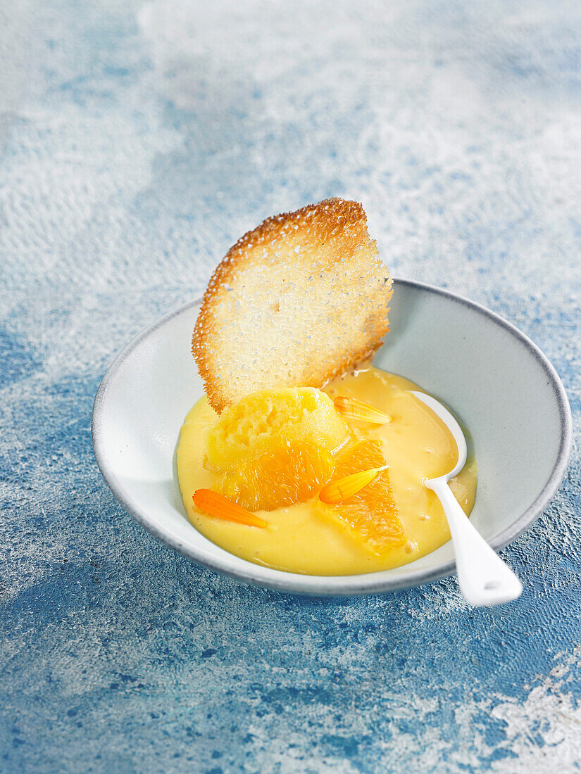 Orangencreme und Orangensorbet mit Zuckerhippe