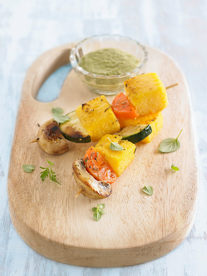 Polenta-Gemüse-Spiesse mit Pesto