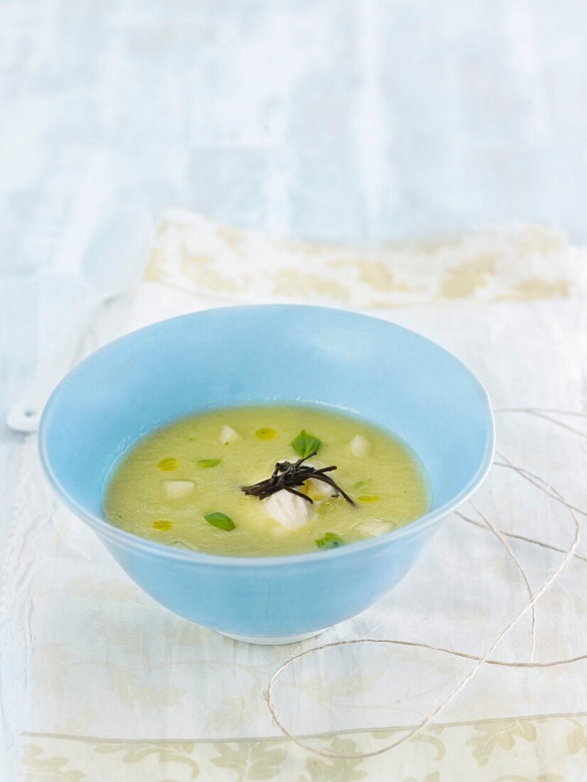 Melonensuppe mit Basilikum