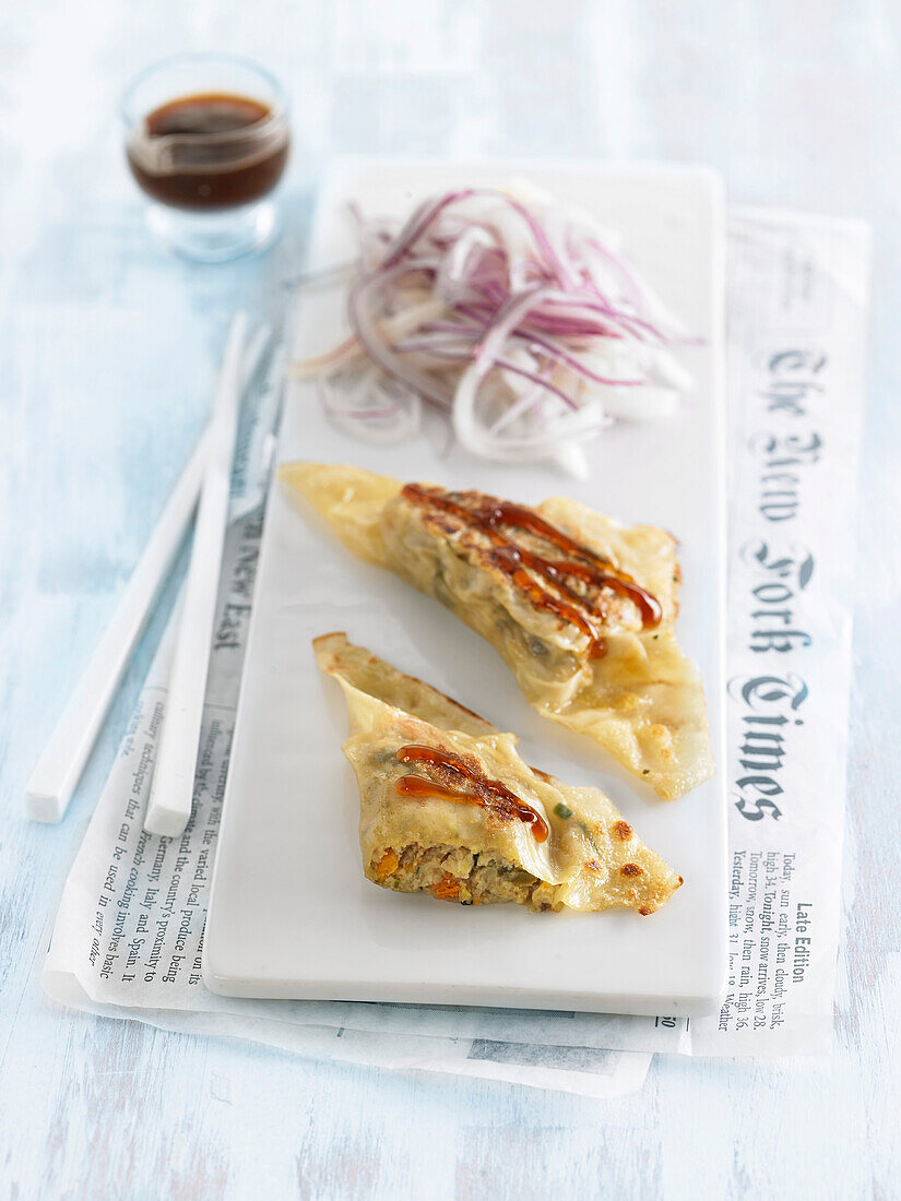 Tempeh-Ravioli mit frisch gehackten Kräutern