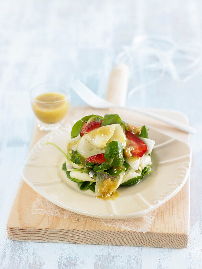 Gurken-Erdbeer-Carpaccio mit Feldsalat und Walnussvinaigrette