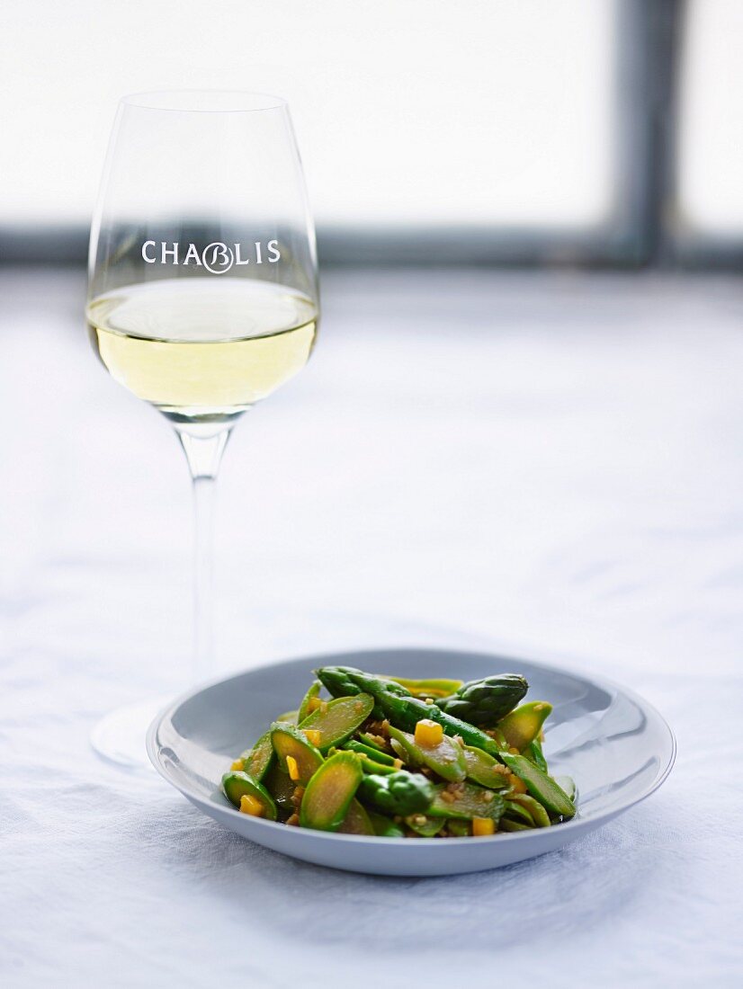 Fried green asparagus with Chablis