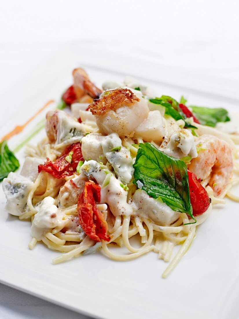 Fried noodles with seafood and gorgonzola