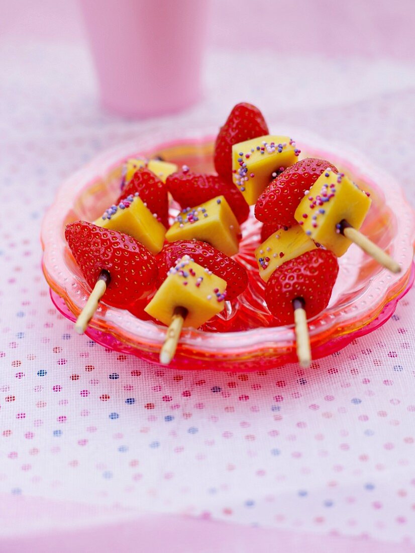 Erdbeer-Mango-Spiesschen mit bunten Zuckerstreuseln