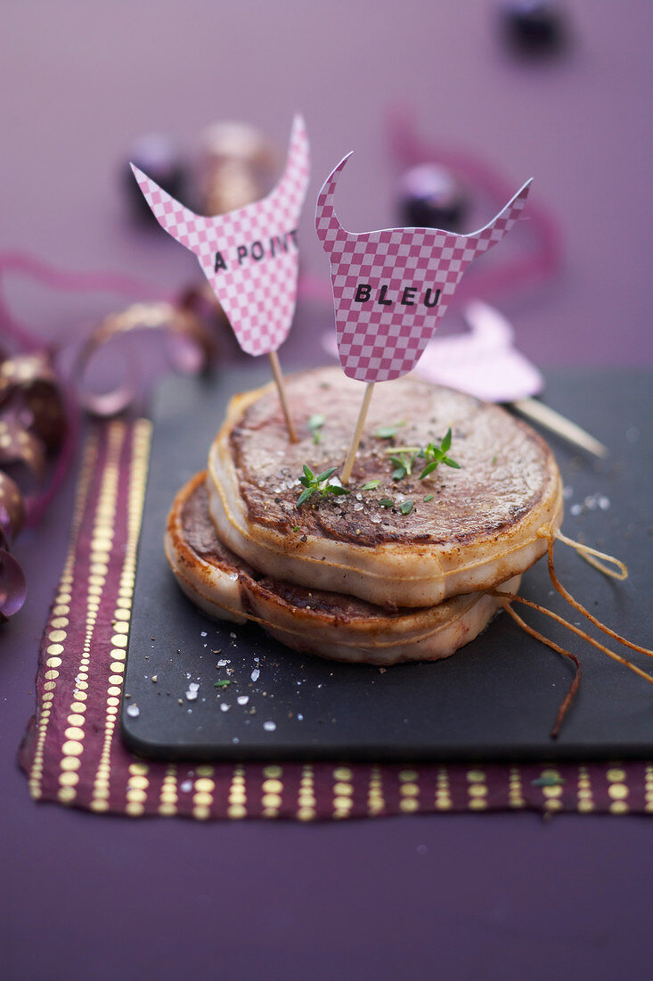 Differently cooked round steaks