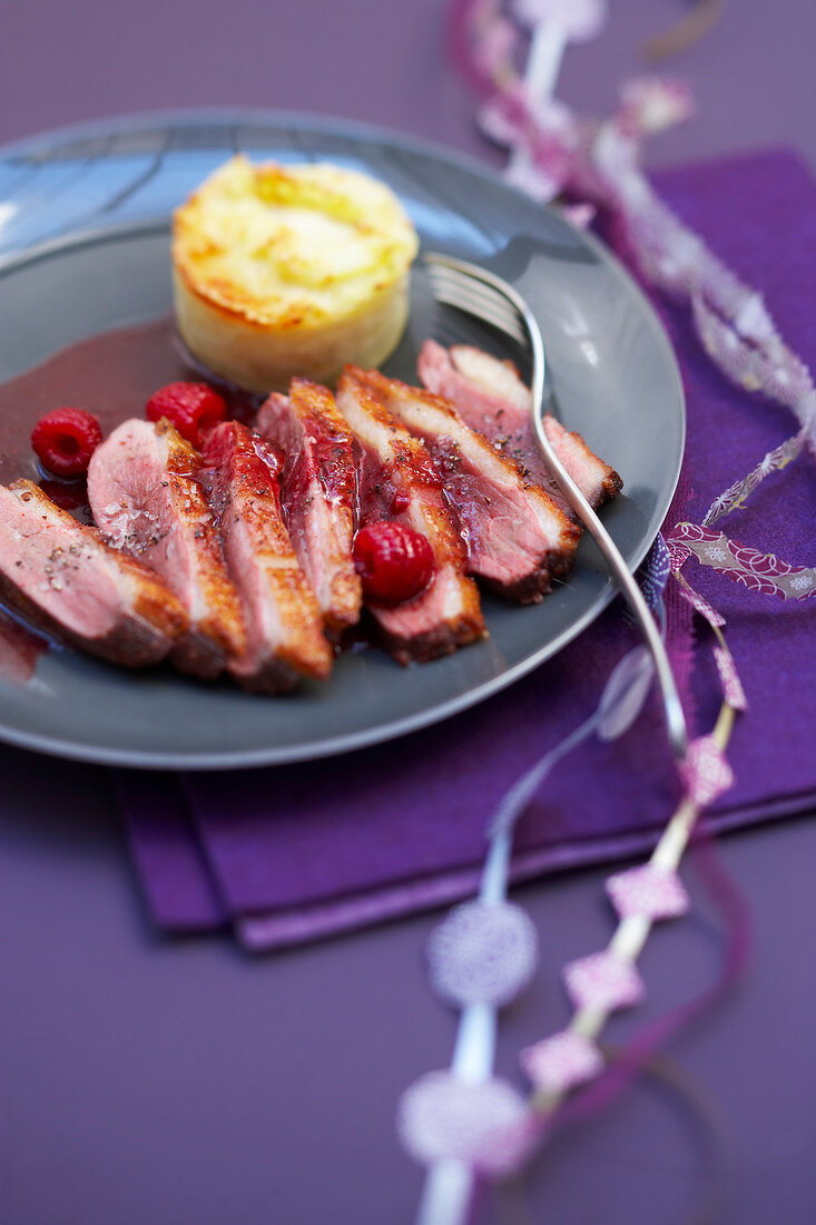 Rosig gebratene Entenbrust mit Himbeeren