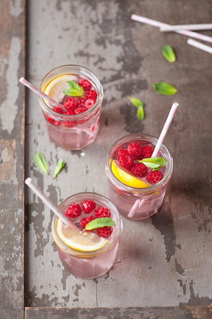 Erfrischungsgetränk mit Himbeeren, Zitrone und Minze