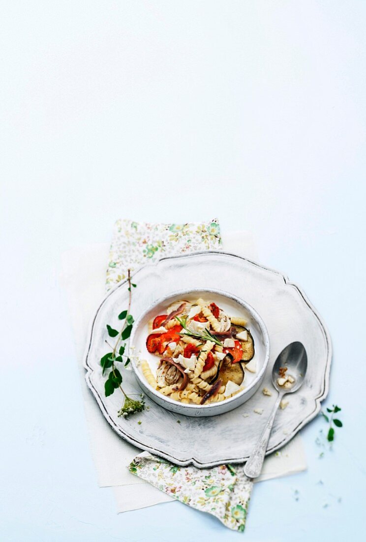 Pasta mit Gemüse und Crottin de Chavignol (französischer Ziegenweichkäse)