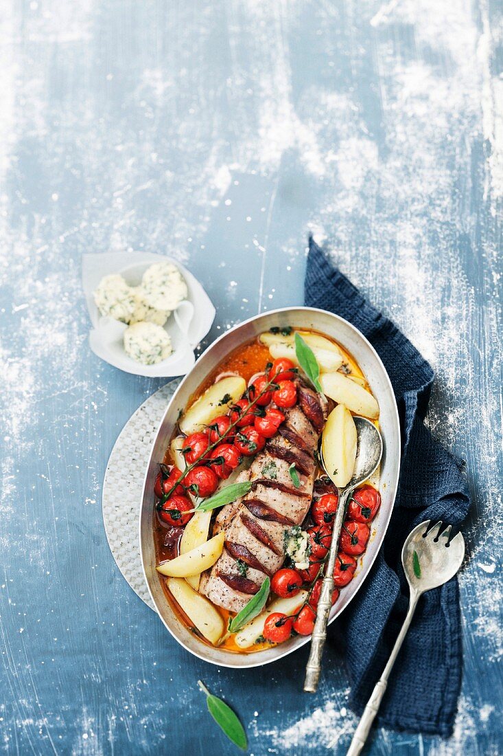 Filet Mignon mit Chorizo und Salbeibutter, Kirschtomaten und Kartoffeln