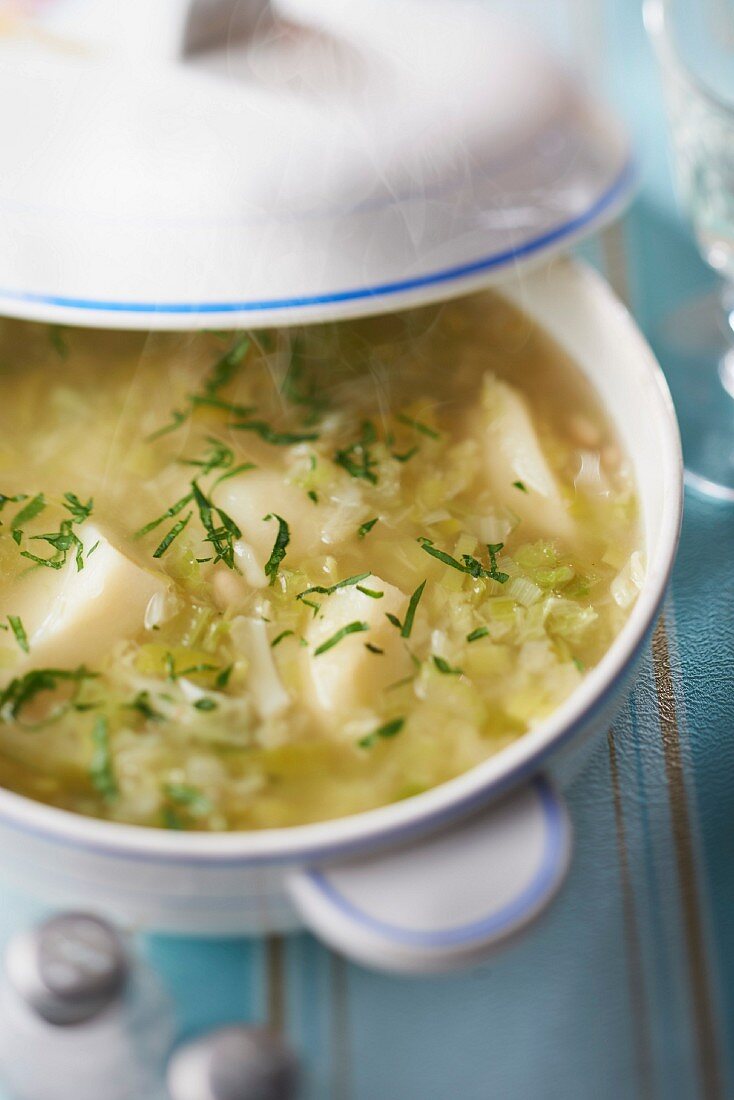 Suppe mit Kartoffeln, Kohl, Lauch und weissen Bohnen
