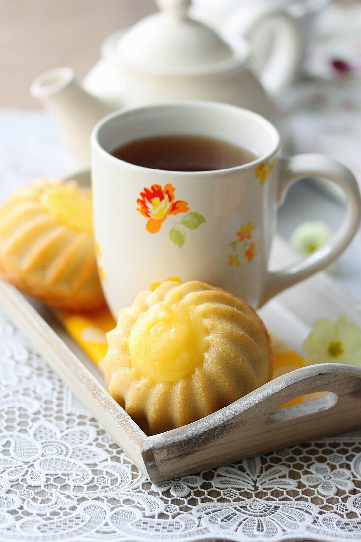 Küchlein mit Lemon Curd und Tasse Tee