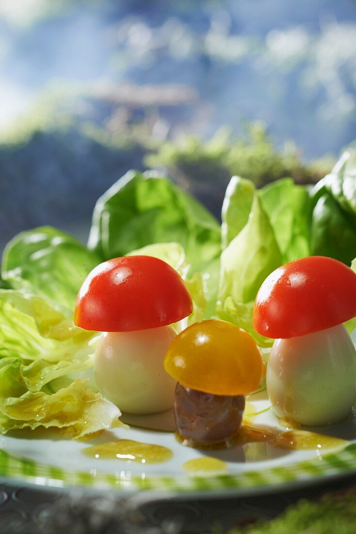 Salat mit Wichteln aus Wachteleiern, Kirschtomaten und Oliven