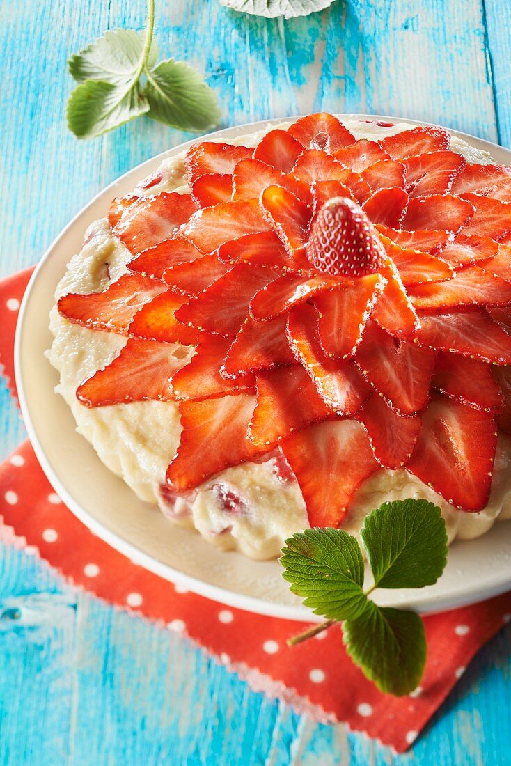 Grieß-Puddingkuchen mit Plougastel-Erdbeeren