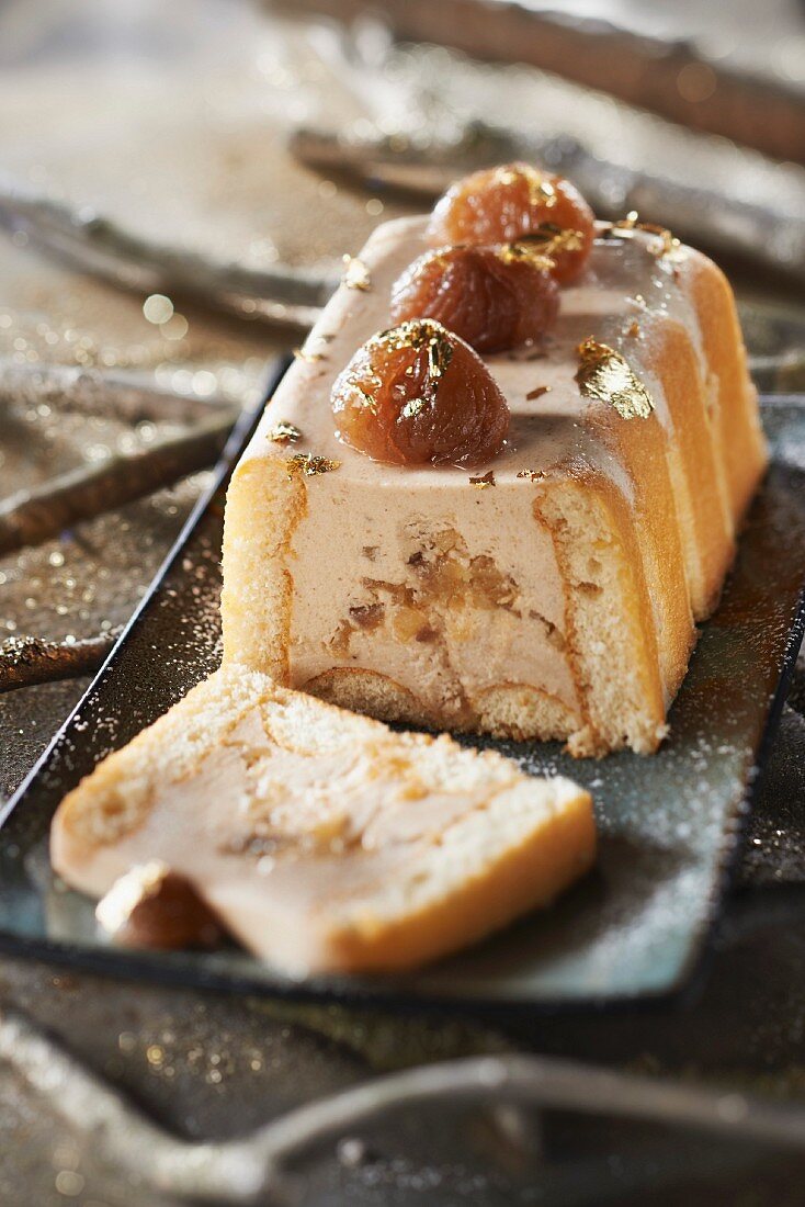 Bûche (Französischer Baumstammkuchen) mit Birne und kandierten Kastanien