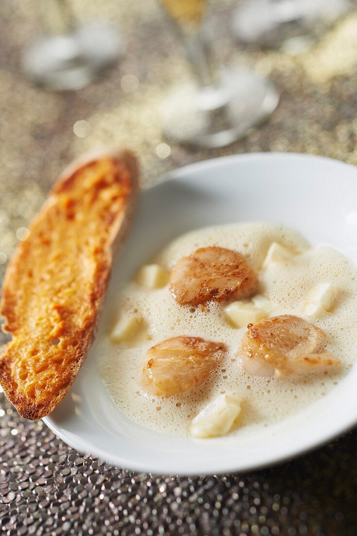 Normandy scallops in Camembert sabayon with crouton