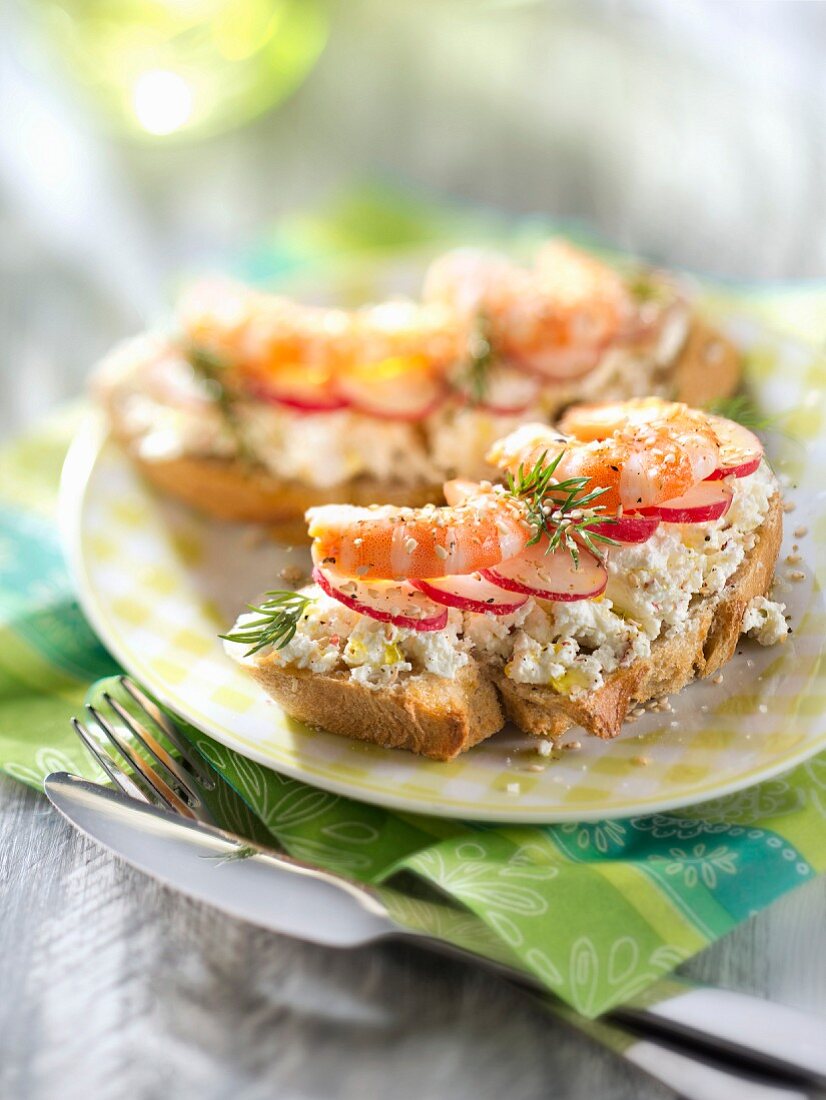 Belegtes Brot mit Frischkäse, Radieschen und Garnelen