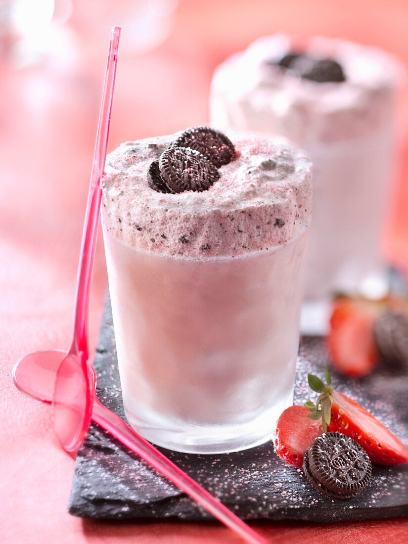 Erdbeer-Eissoufflé mit Mini-Oreo