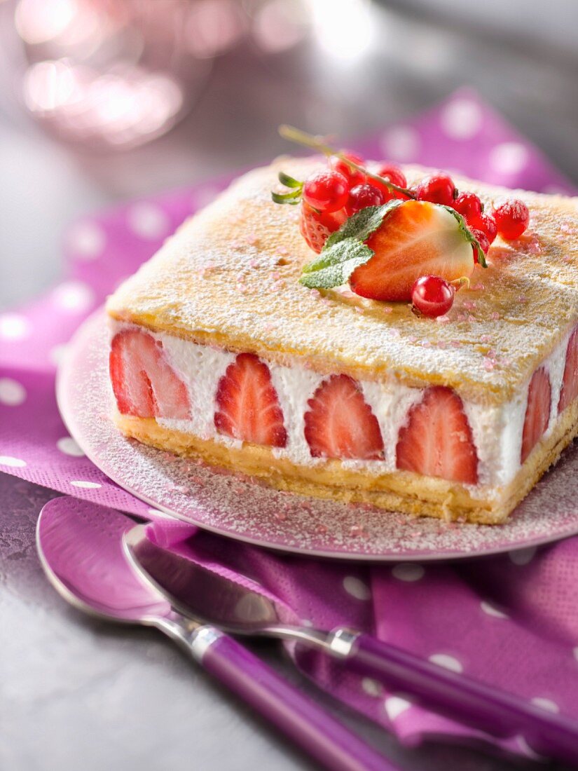 Erdbeer-Sahne-Torte mit Schwarzteesirup und 5 Waldfrüchten