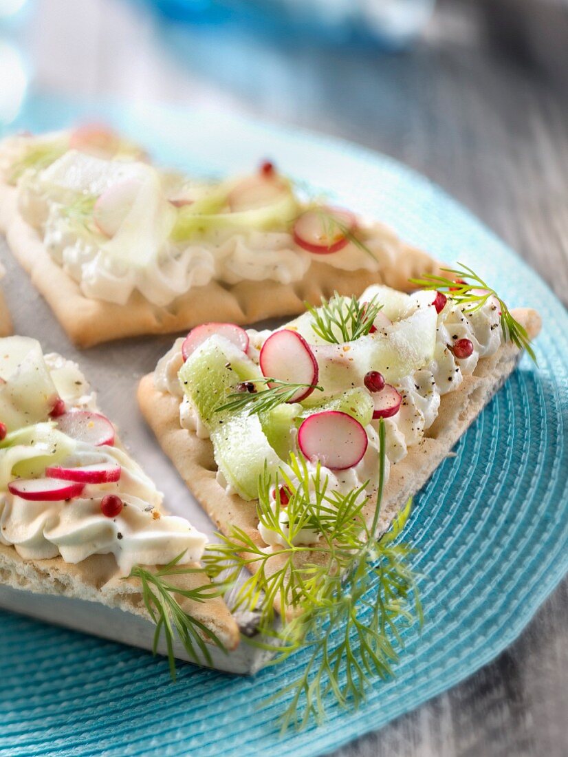 Knäckebrot mit Frischkäse-Mousse, Gurke und Radieschen