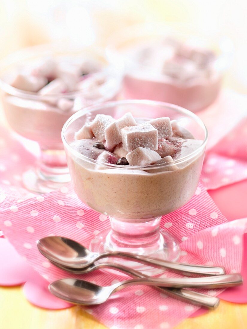 Heidelbeer-Mousse mit Marshmallows