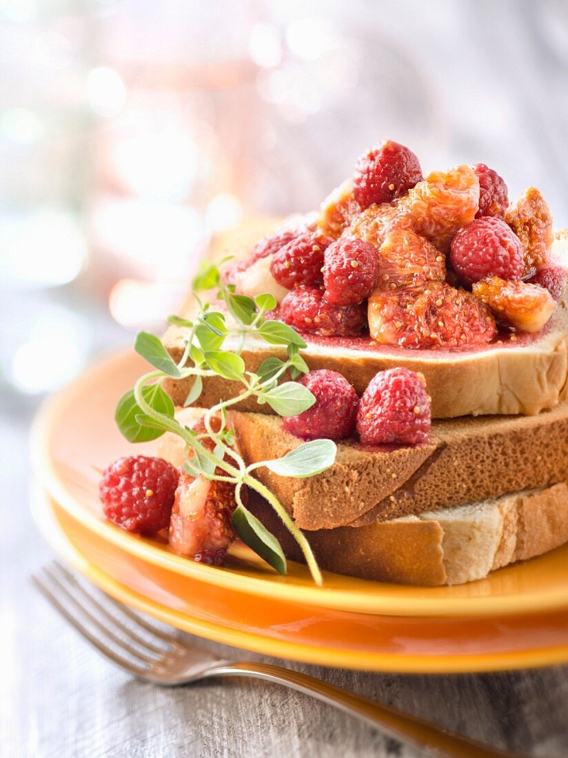 Brioche-Toastbrot mit gebratenen Feigen und karamellisierten Himbeeren