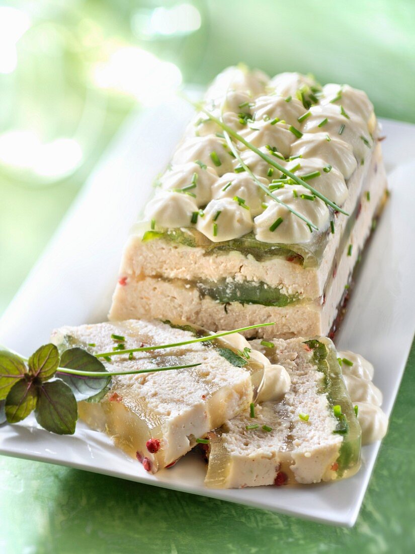 Terrine mit Hähnchen in Aspik und Mousseline mit Schnittlauch-Mayonnaise