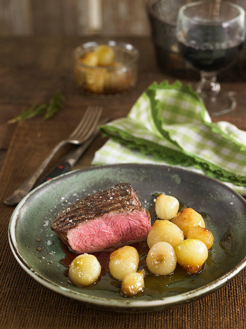 Beef fillet with small grelot onions