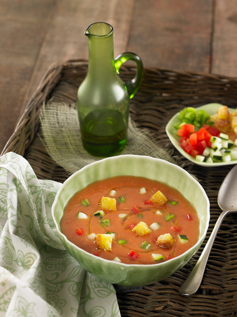 Gazpacho (kalte Tomaten-Paprika-Suppe, Spanien)