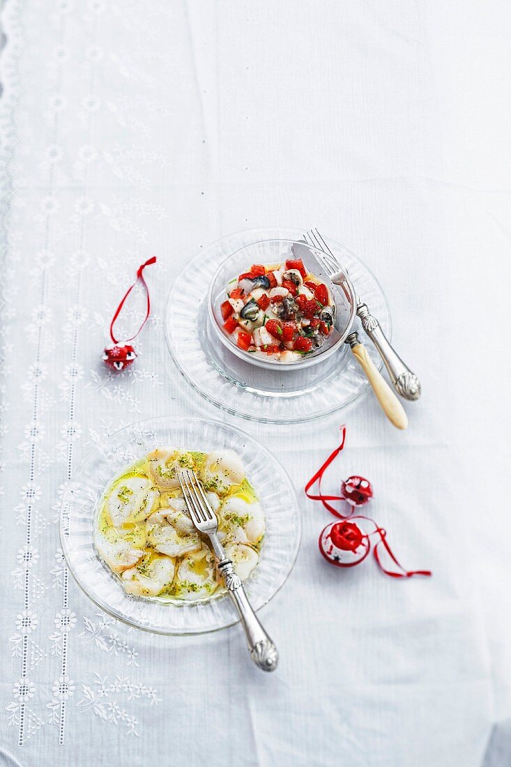 Jakobsmuschel-Carpaccio mit Trüffelöl und Pesto, Jakobsmuschel-Tatar mit roten Paprika und Sardellen