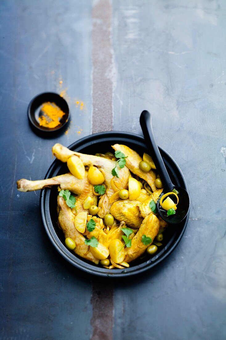 Hähnchen-Tajine mit Zitrone und Oliven