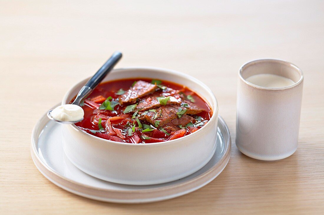 Russische Rote-Bete-Suppe mit Rindfleisch