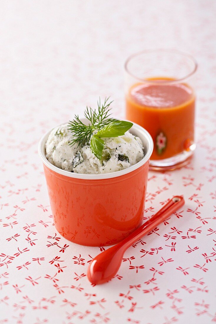 Frozen Joghurt aus Tsatsiki und ein Glas Tomaten-Gazpacho