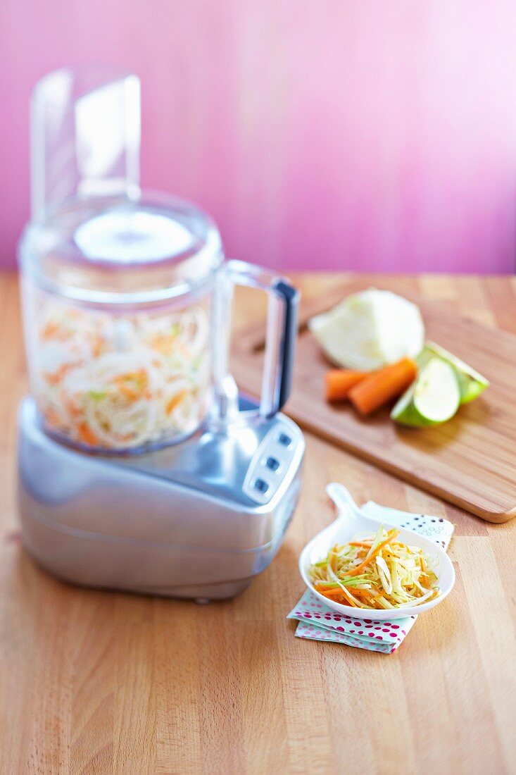 Salat mit rohem Sauerkraut, Karotten und Apfel mit Küchenmaschine zubereiten