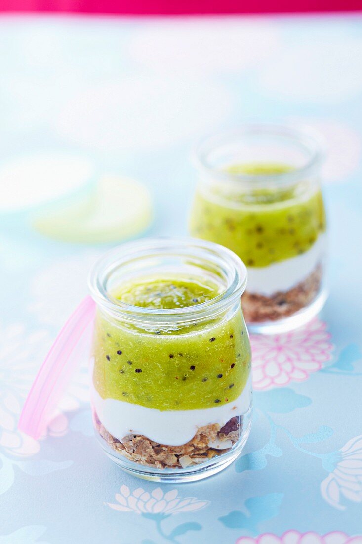 Naturjoghurt mit Kiwi-Coulis und Müsli im Glas