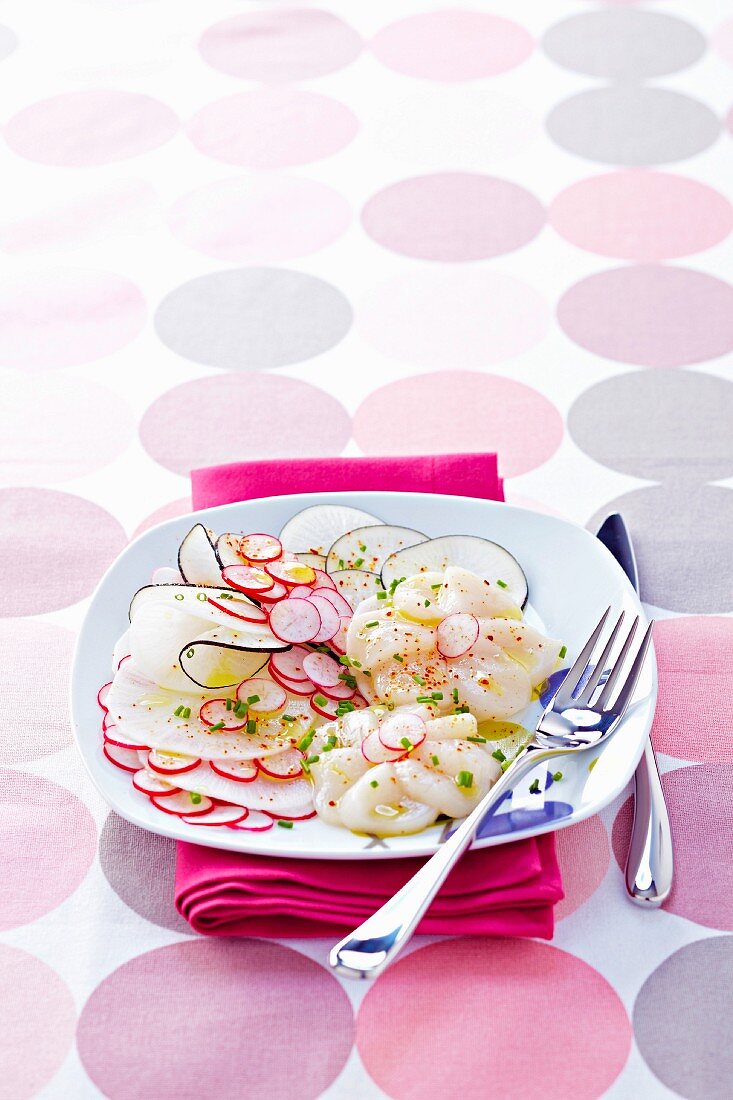 Jakobsmuschel-Carpaccio mit Rettich und Radieschen