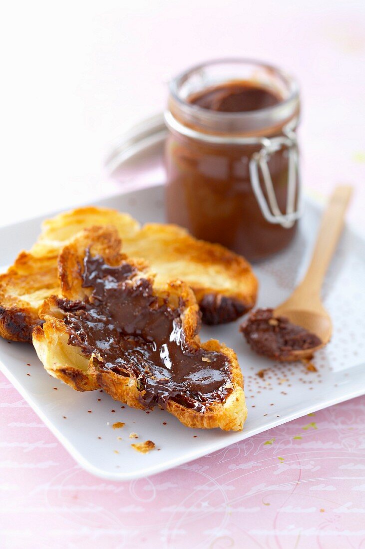Toasted brioche with almond-flavored chocolate spread