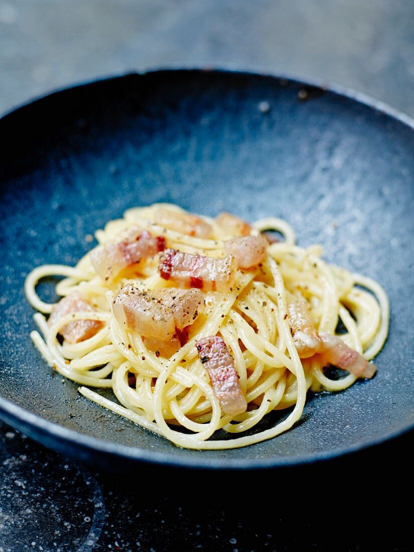 Spaghetti alla gricia (Spaghetti mit durchwachsenem Speck und Käse)
