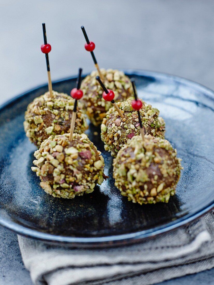 Goat's cheese and pistachio cake pops