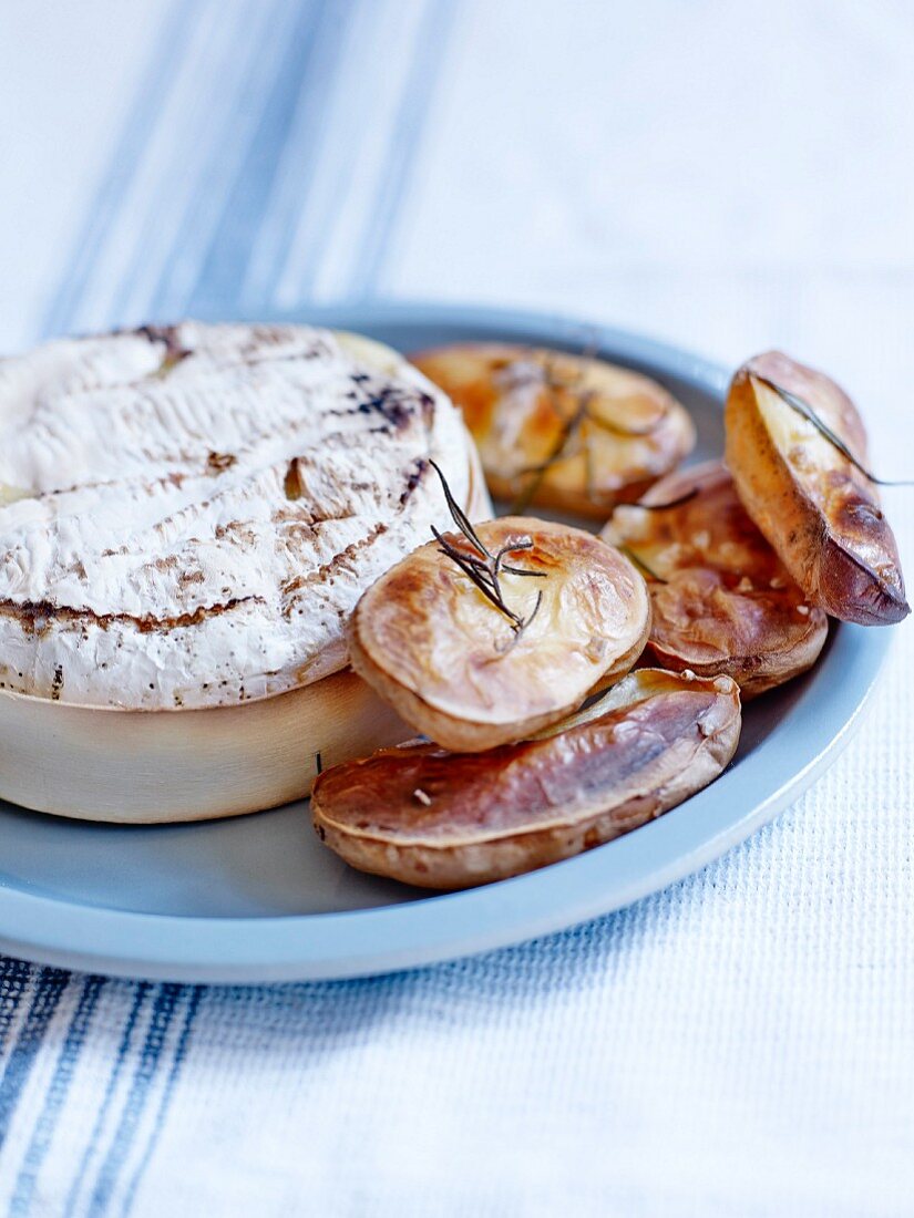 Oven baked Camembert with puffed potatoes