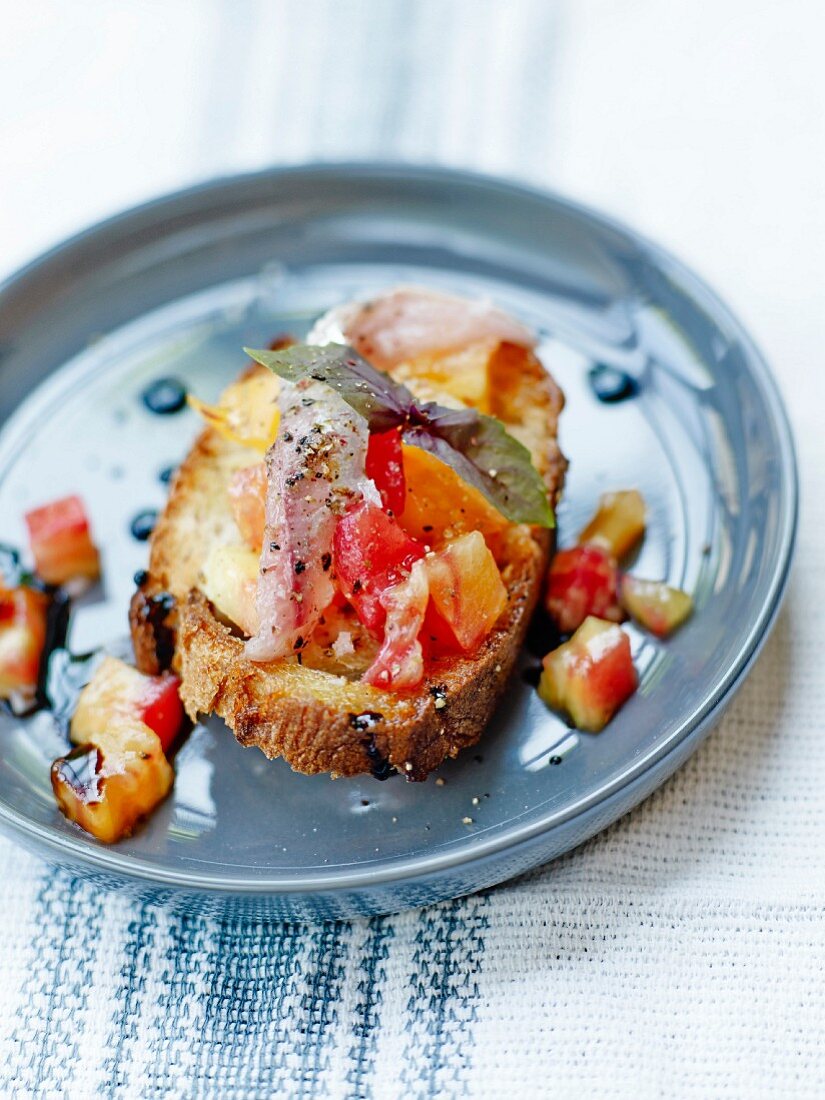 Bruschetta mit frischen Sardinen, Ananastomaten und rotem Basilikum