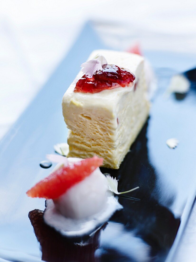 Mandeleis mit Kirschmarmelade und Mandelblüteneis mit rosa Grapefruit