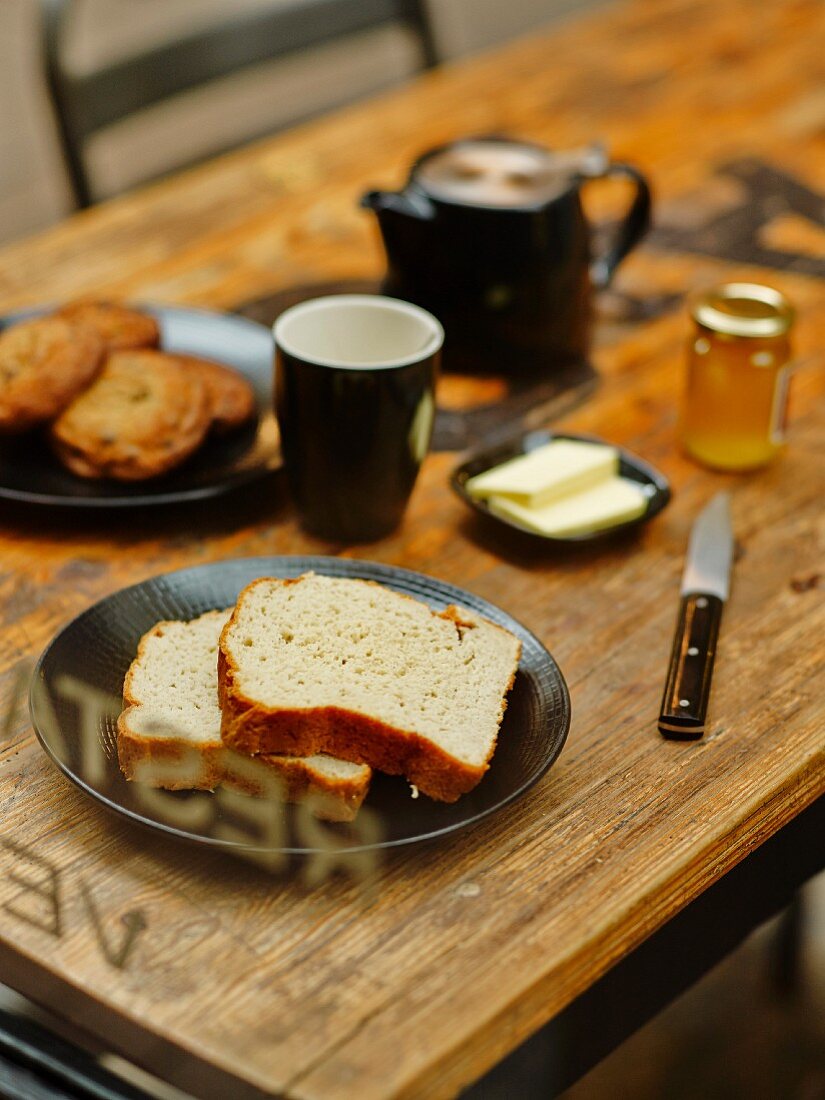 Frühstückstisch mit glutenfreien Lebensmitteln