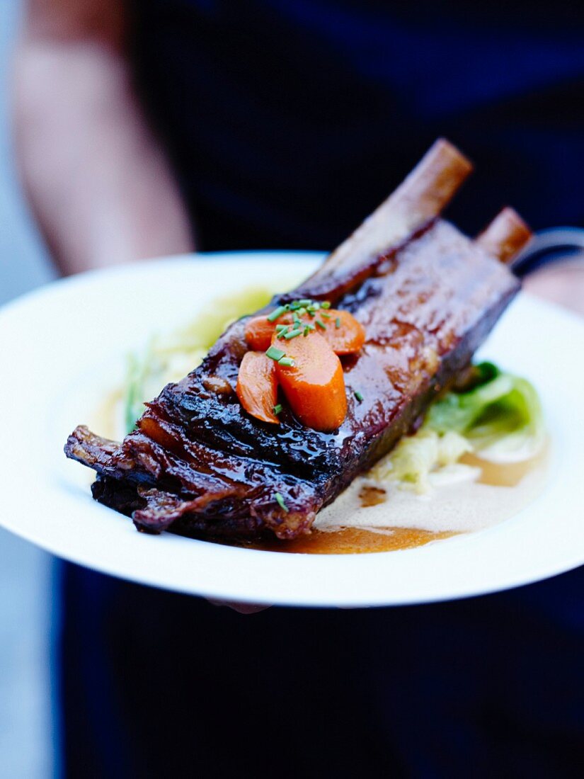 Karamellisierte Spareribs, Kohlgemüse in Butter geschwenkt