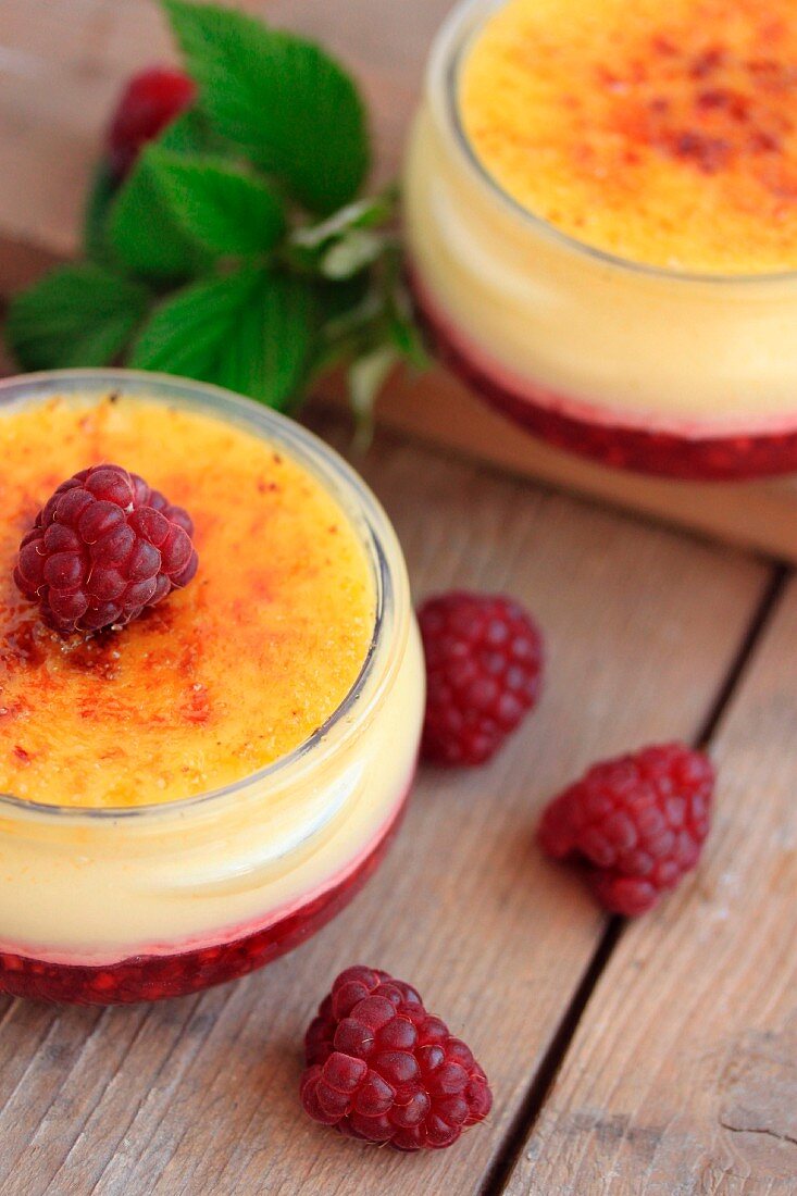 Crème brûlée mit Himbeeren