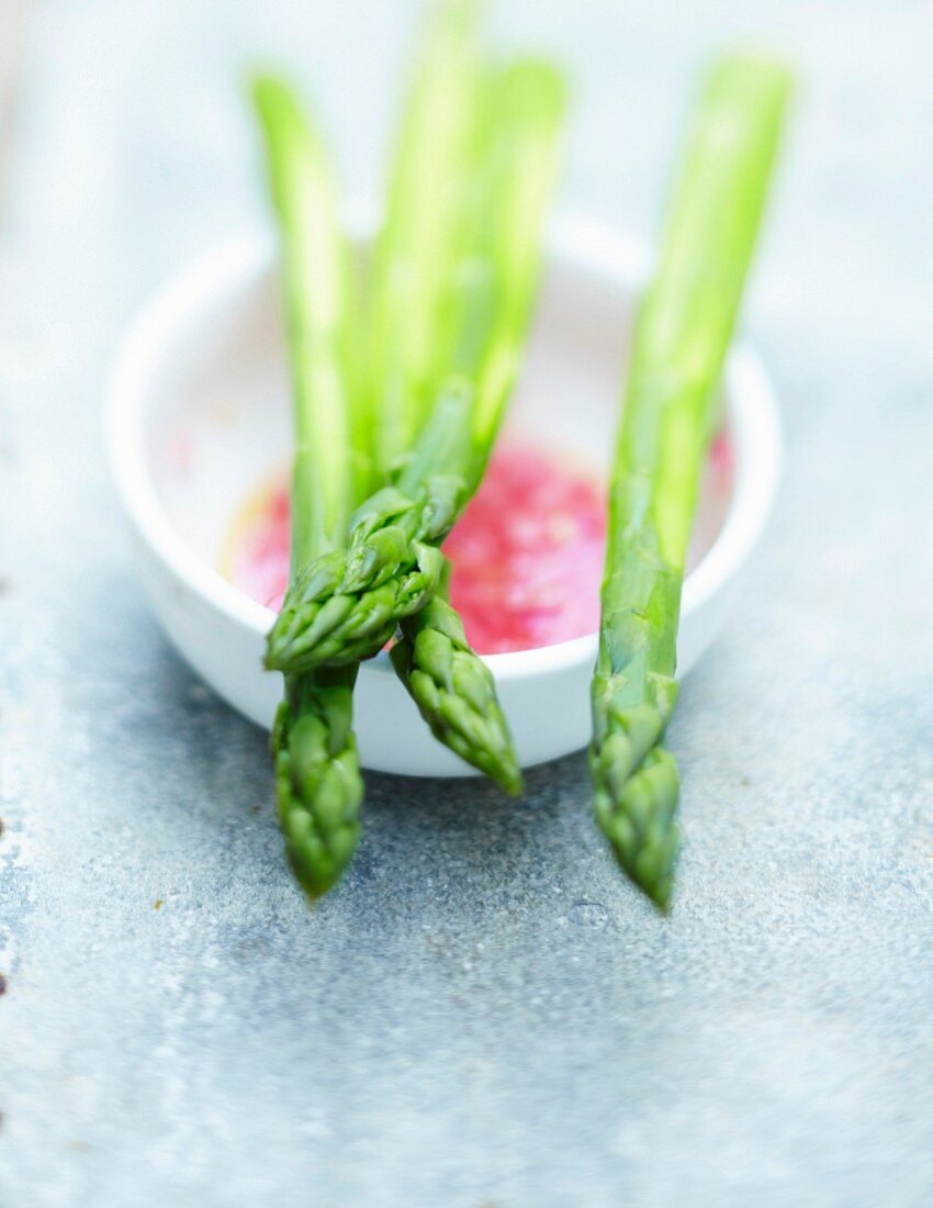 Grüner Spargel mit Dressing aus Himbeeressig und Schalotten