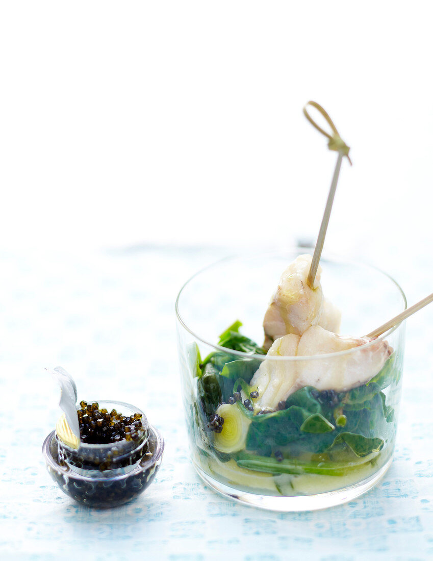 Mini-Fischspiesschen mit Kaviar und frischem Spinat