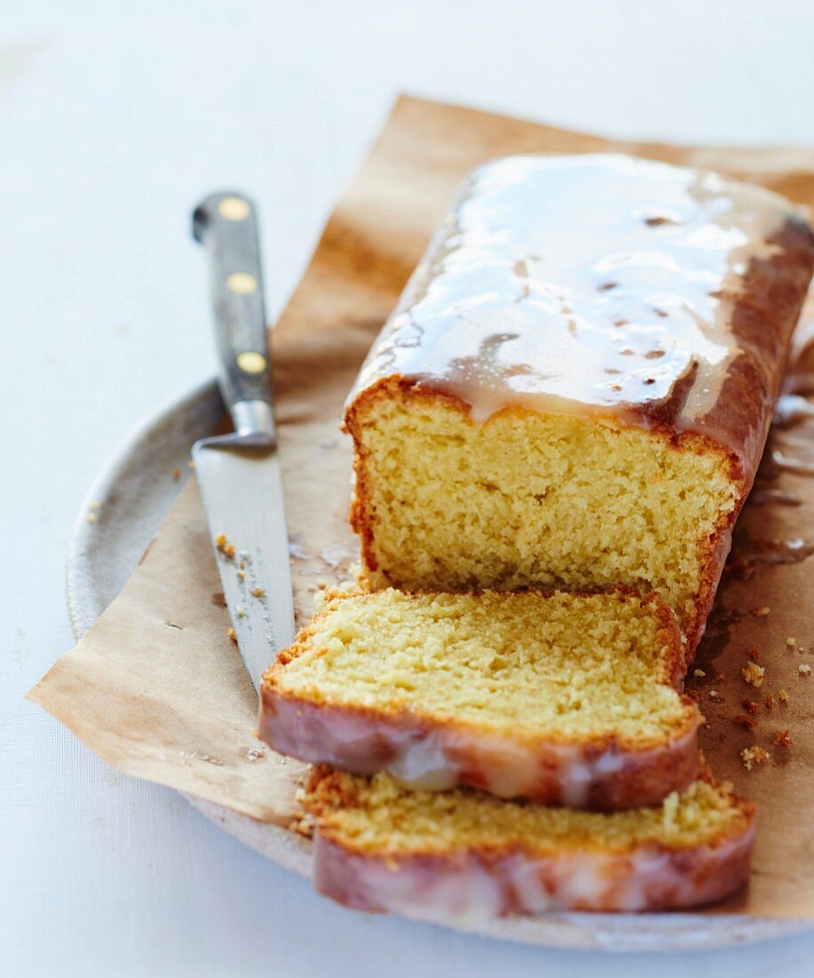 Kastenkuchen mit Zitronenglasur