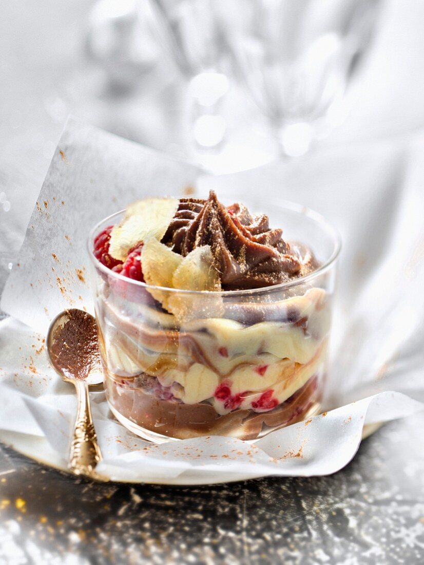 Creme aus Milchschokolade und weisser Schokolade mit Himbeeren und kandiertem Ingwer