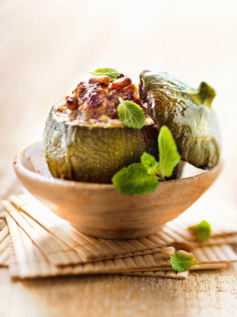 Gefüllte runde Zucchini mit Lammfleisch, Pinienkernen und Minze