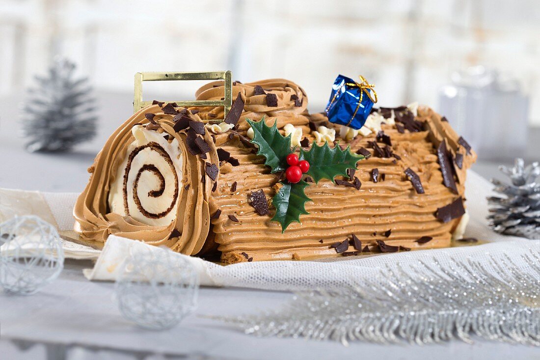 Buche (Traditioneller Baumstammkuchen, Frankreich) mit Kaffeecreme